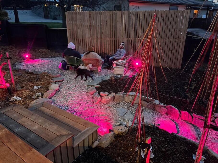 Alpine Chalet - Views, Fire-Pit, Central, Cosy Wanaka Exterior photo